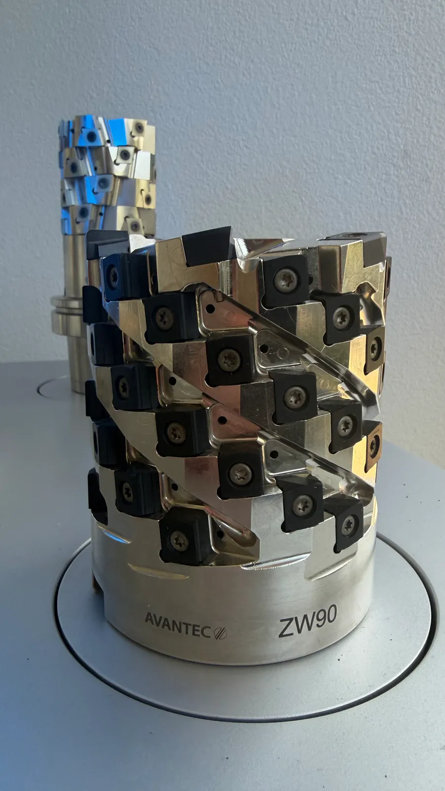 Indexable cutter with checkerboard insert layout