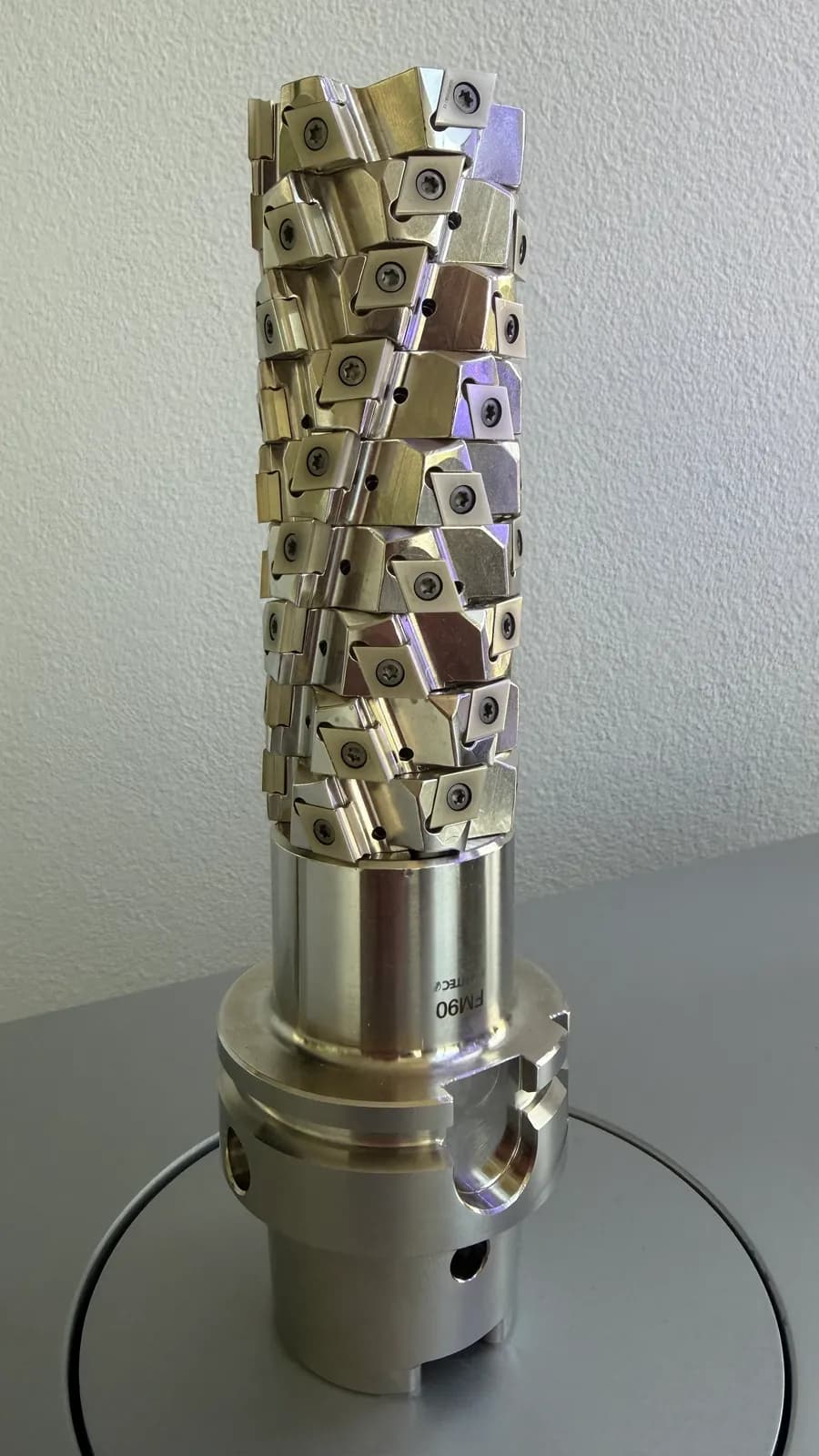 Indexable milling cutter with carbide inserts