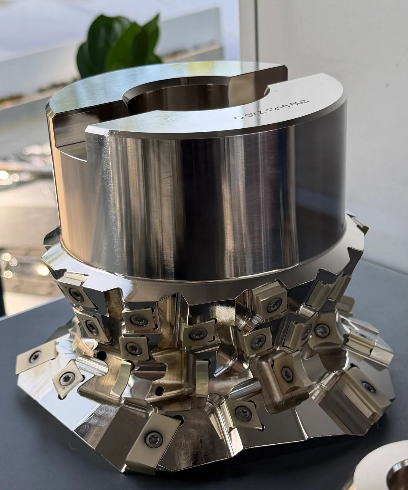 Face mill body with replaceable carbide inserts, top view