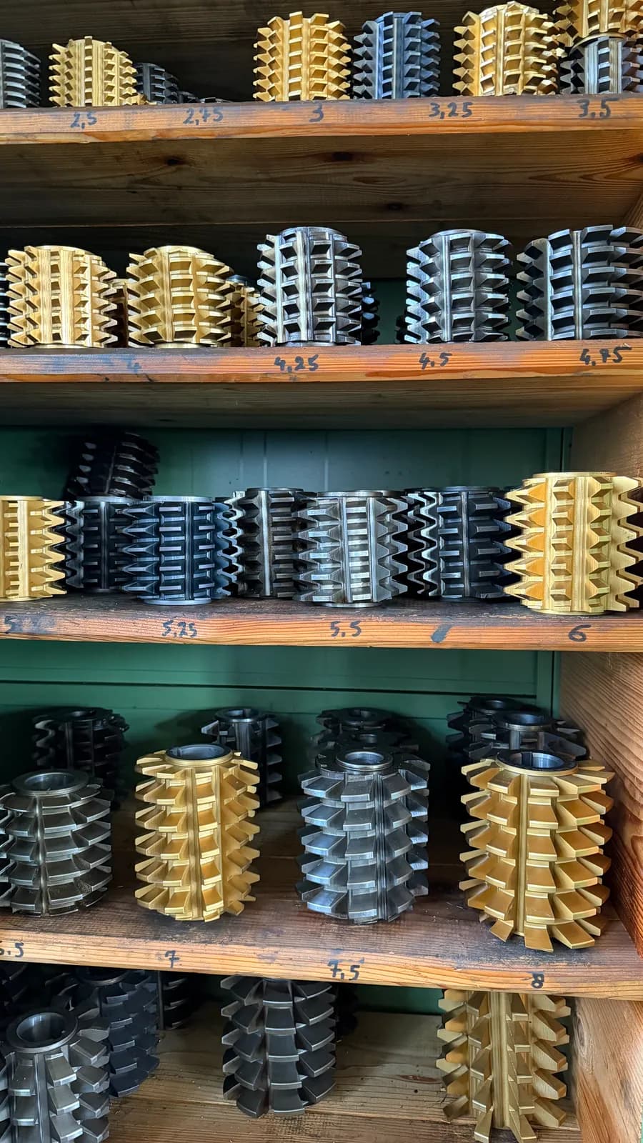 Gear hob cutters organized on shelves by module size