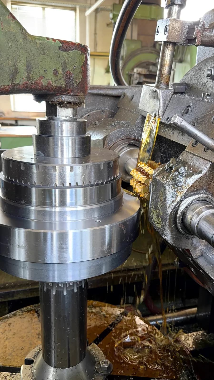 Large-capacity machining center working a heavy part
