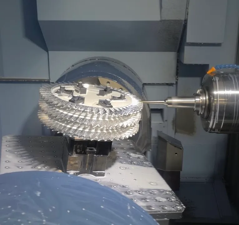 Large gear hob cutter mounted to cut a heavy spur gear